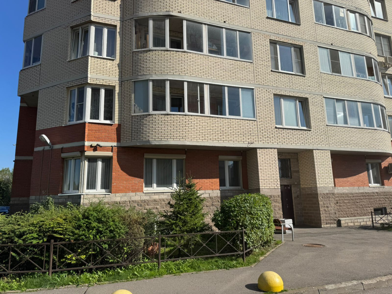 фасад дома, здание по адресу г Санкт-Петербург, ул Ворошилова, д 33 к 1